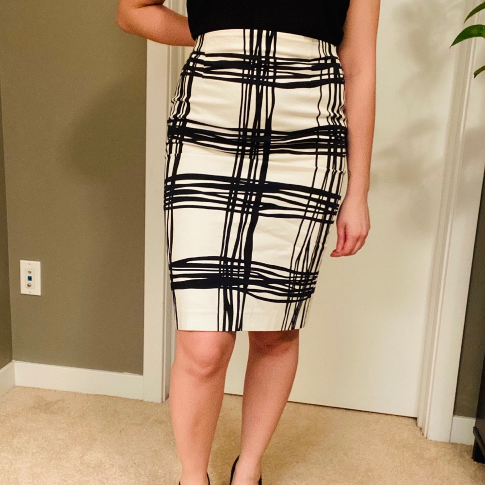 Patterned pencil skirt